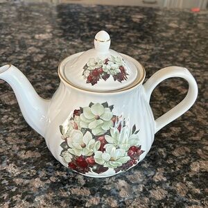 GOLDEN CROWN E&at  FINE CHINA MADE IN ENGLAN 6607 TEA POT